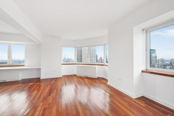Panoramic Views from Luxury Manhattan Apartment